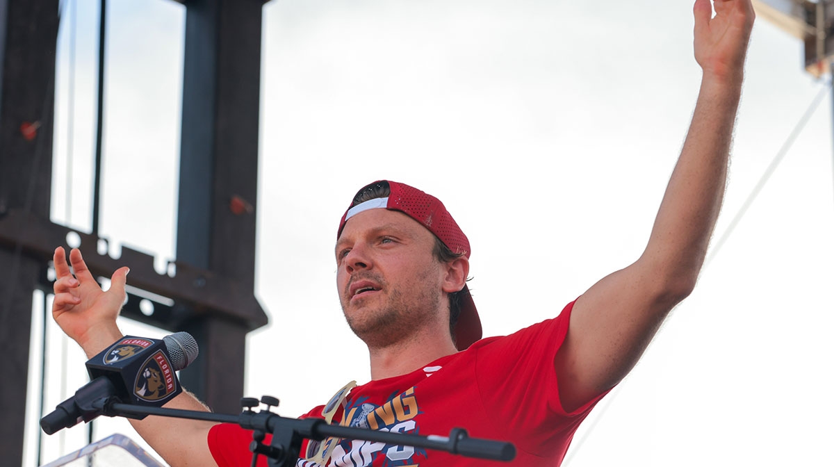 Panthers' Sam Reinhart channels DJ Khaled after missing parade in 2024