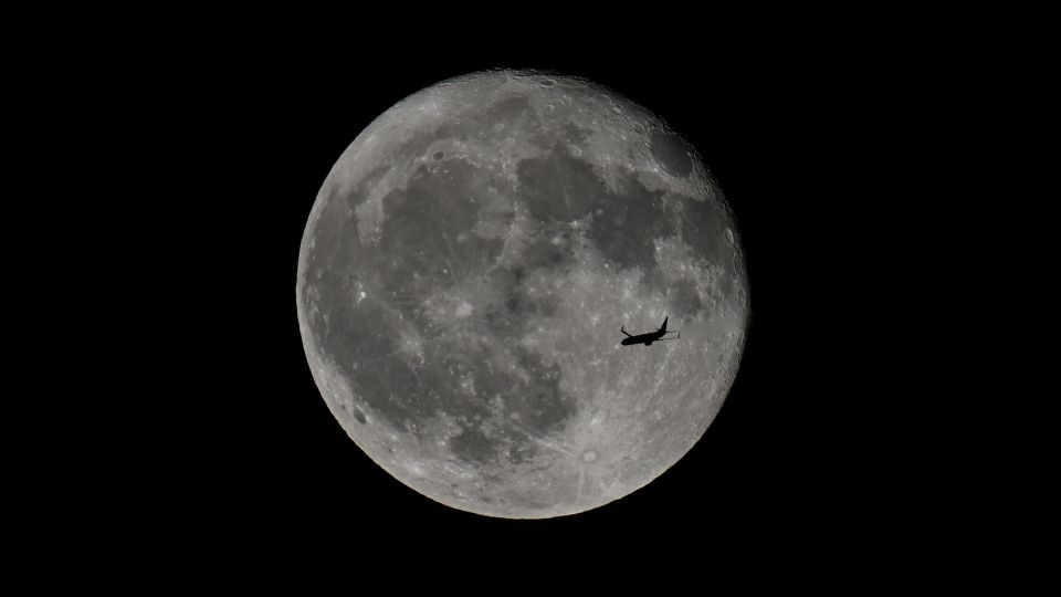 Look up to see June's full strawberry moon, the Milky Way and multiple planets