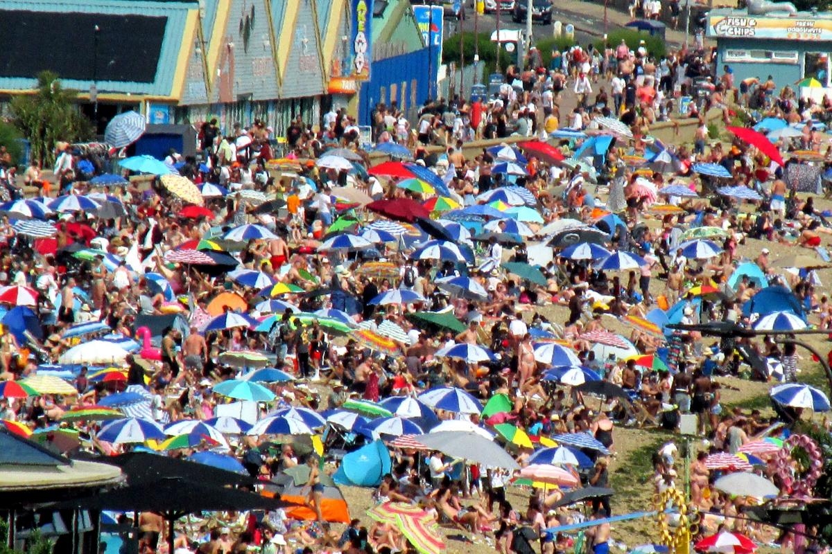 Photos show packed Southend seafront as mini-heatwave sweeps the UK