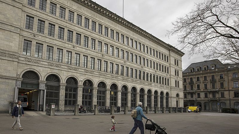 Swiss deflation fuels talks of negative interest rates: Is SNB ready?