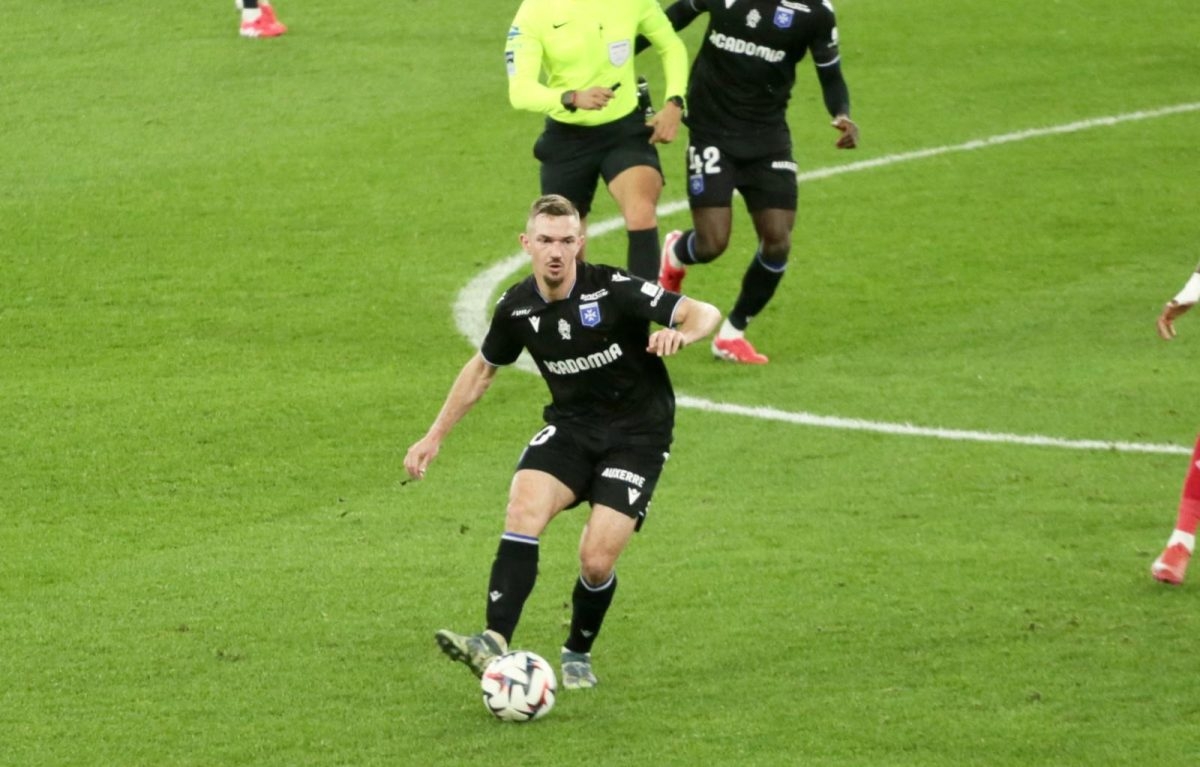 Lens interested in Auxerre's Gaëtan Perrin