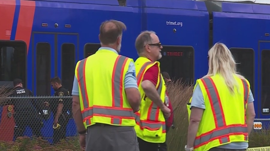 Bicyclist dies after ‘tragic' collision with MAX train in SE Portland, TriMet says