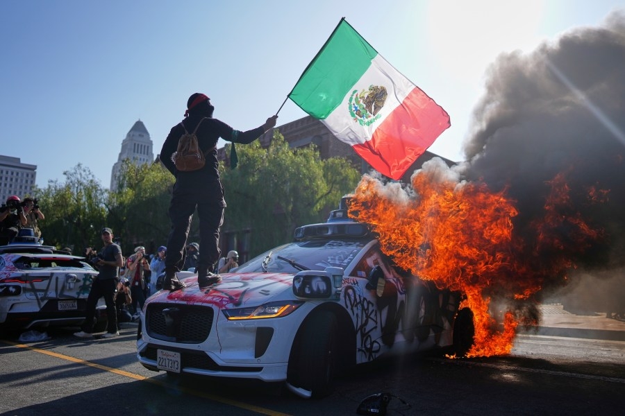 Photos: Protesters confront federal agents, set fires in downtown L.A.
