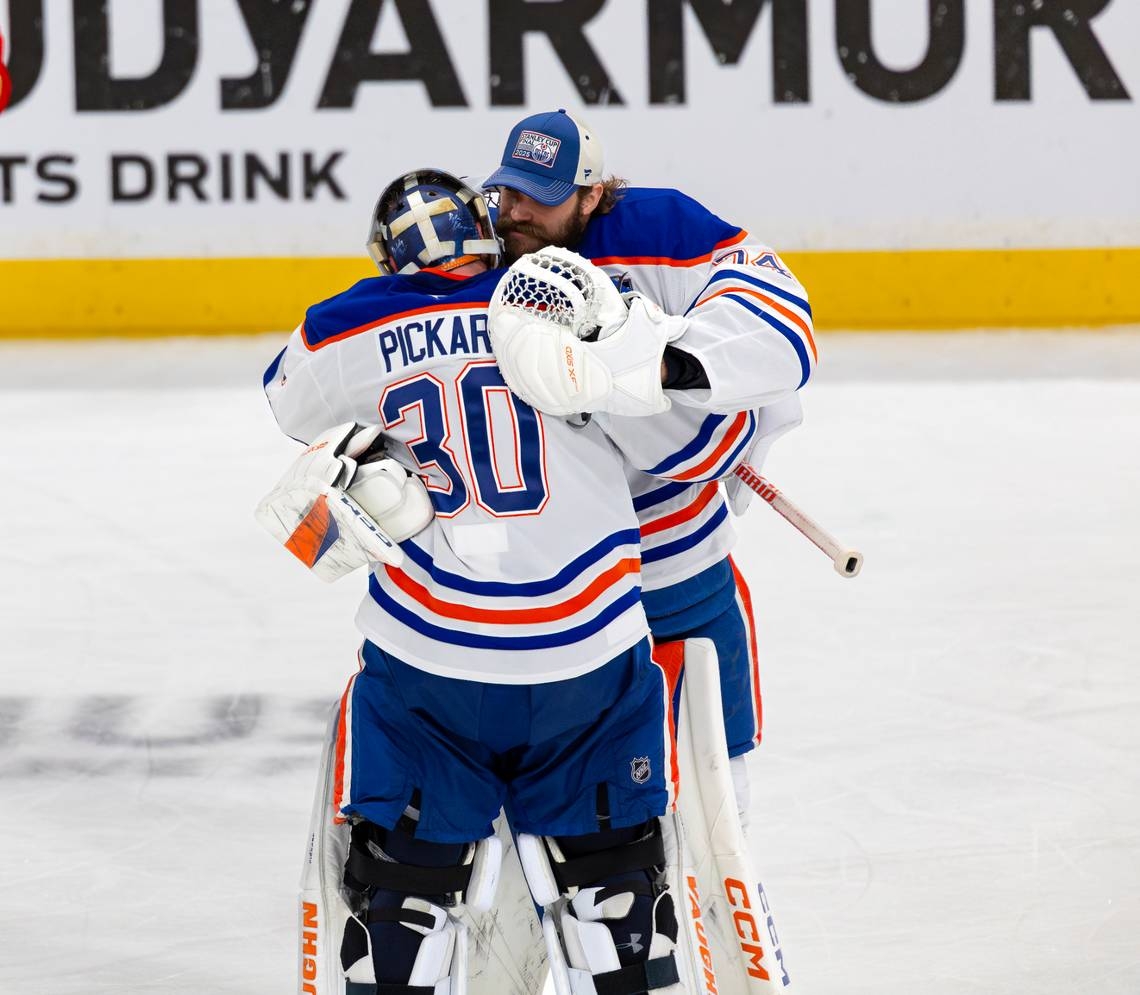 What was up with the goalie stare down before Game 4? Panthers' Vanecek, Oilers' Pickard explain