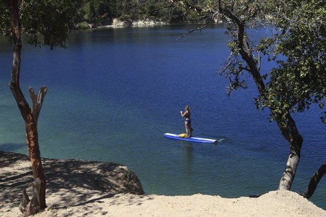 2 men, 1 dog survive drive into Whiskeytown Lake near dam; Kennedy Memorial Drive reopens