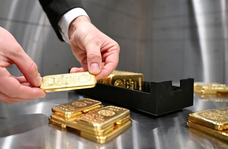 Safe-haven gold rises on weaker dollar, simmering global uncertainty