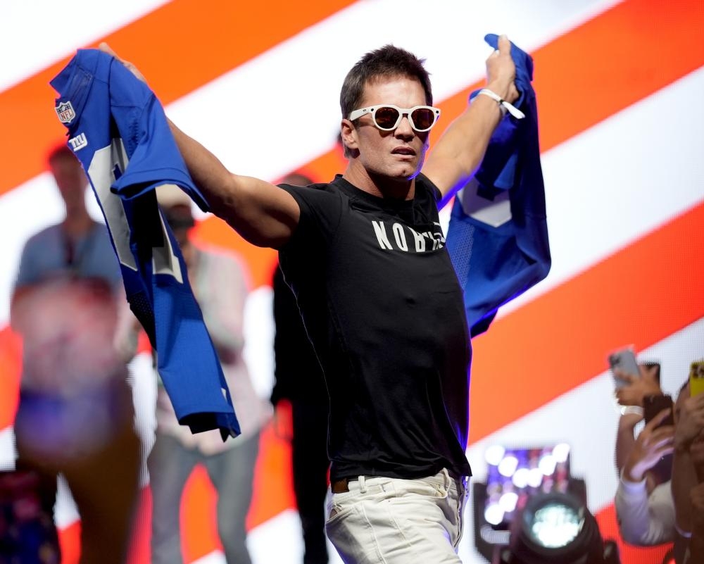 Millionaire Tom Brady wins $1m as he beats Eli Manning and James Harden in Fanatics Games