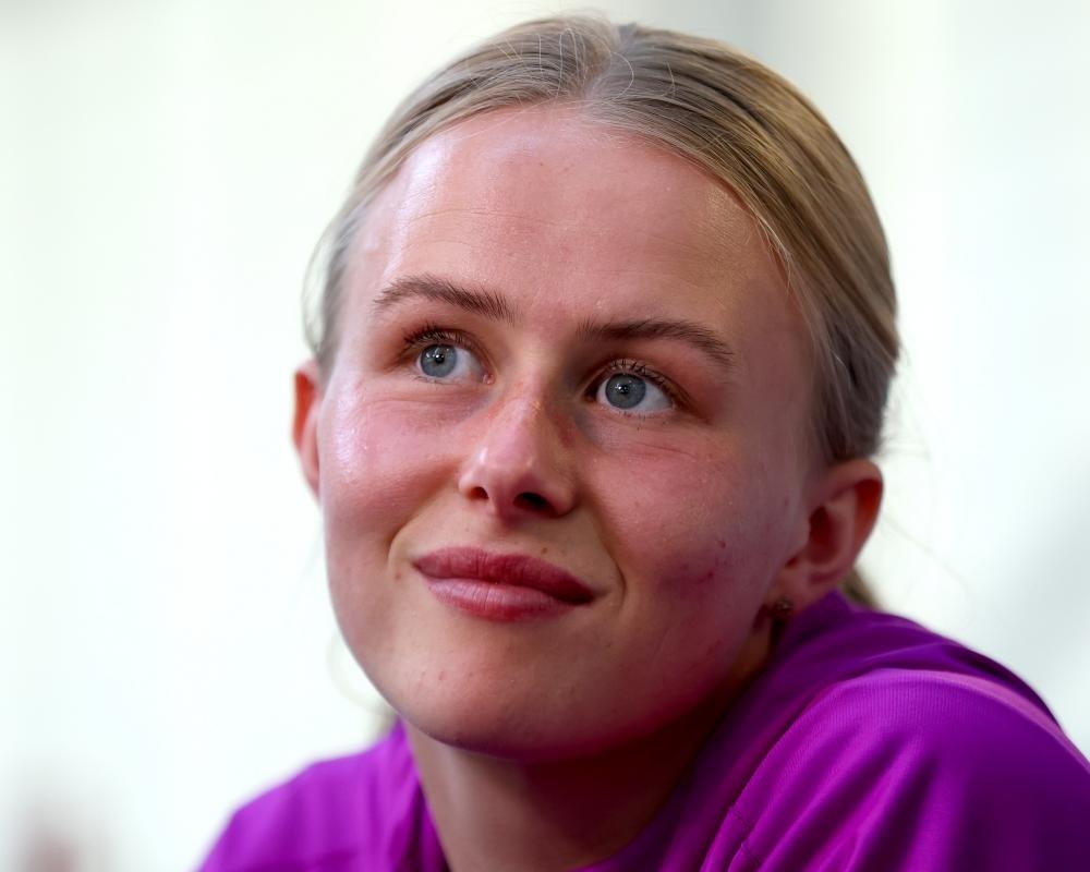 Hannah Hampton aims to live up to Mary Earps's legacy as England No 1