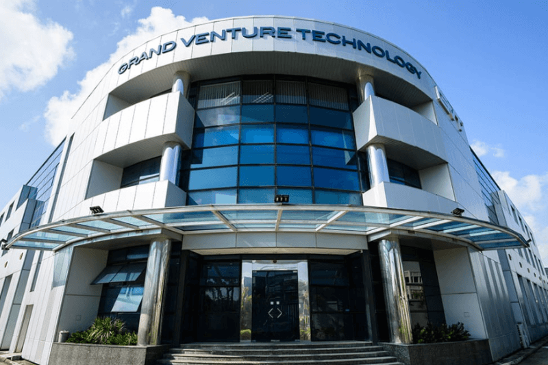 5 Singapore Stocks Hitting Their 52-Week Highs: Should They Be on Your Watchlist?