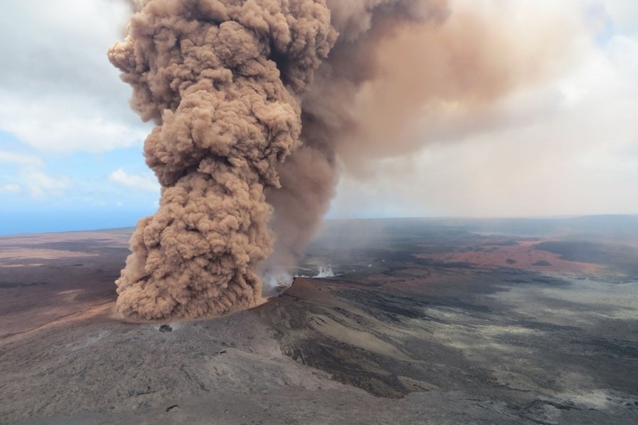 Kilauea volcano spews lava more than 1,000 feet into Hawaiian air