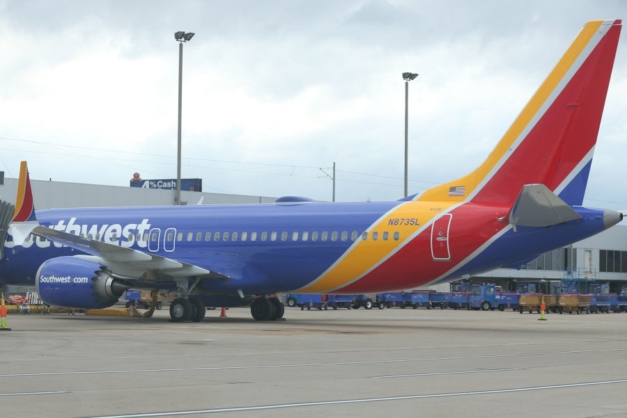 Air traffic controller stops Southwest jet from taking off from Orlando taxiway