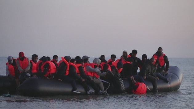 French police fail to stop migrants from heading for Britain