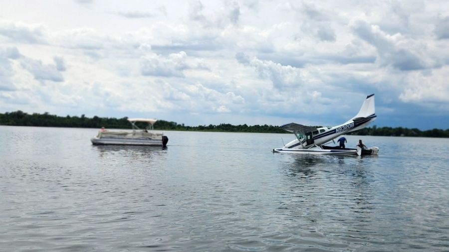 Airplane crash-lands in Wisconsin lake, pilot rescued by witness