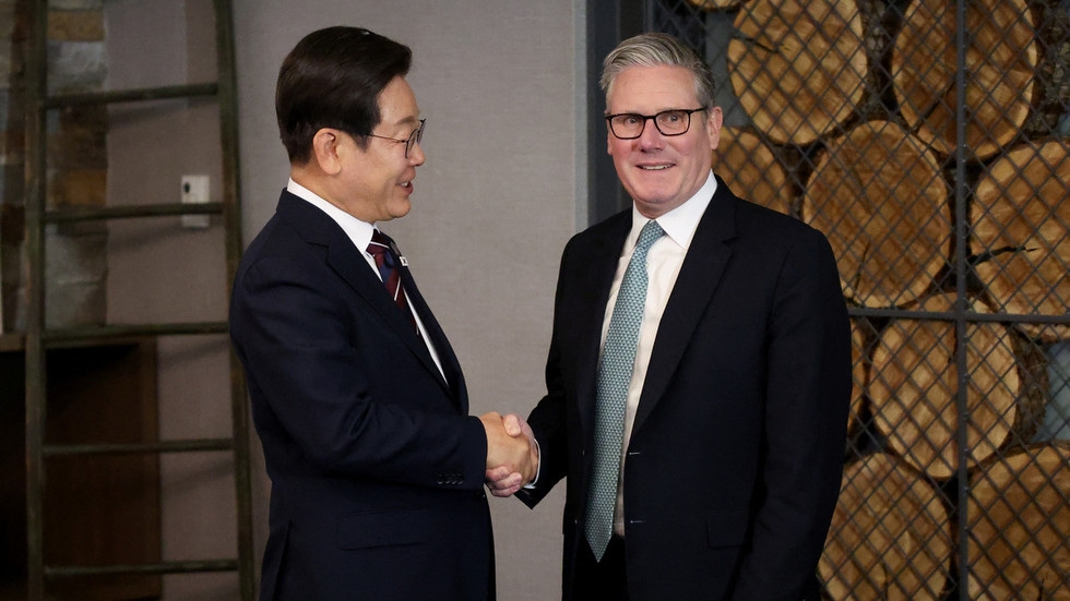 Britain's Starmer mistakes South Korean interpreter for president (VIDEO)