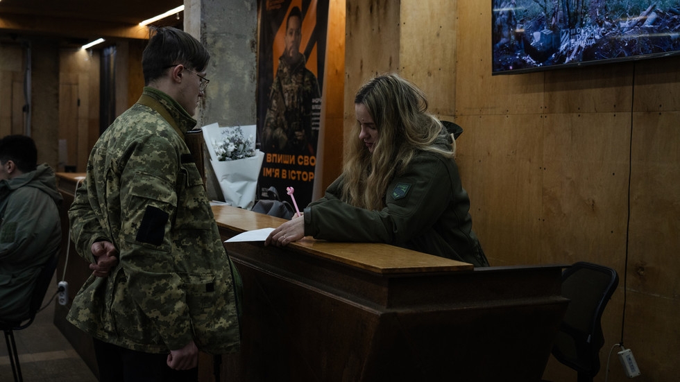 Zelensky reshuffles top brass to fix faltering draft