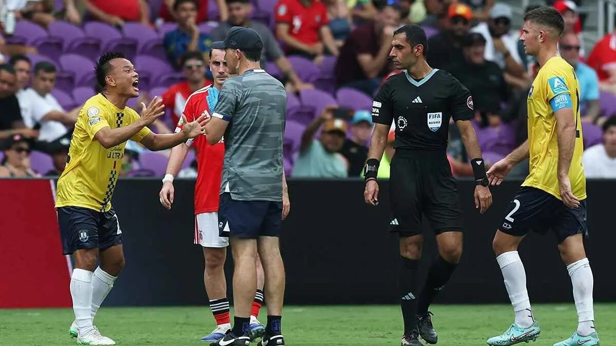 غرائب كأس العالم لا تتوقف.. لاعب أوكلاند سيتي يتشاجر مع طبيبه في مباراة بنفيكا (فيديو)