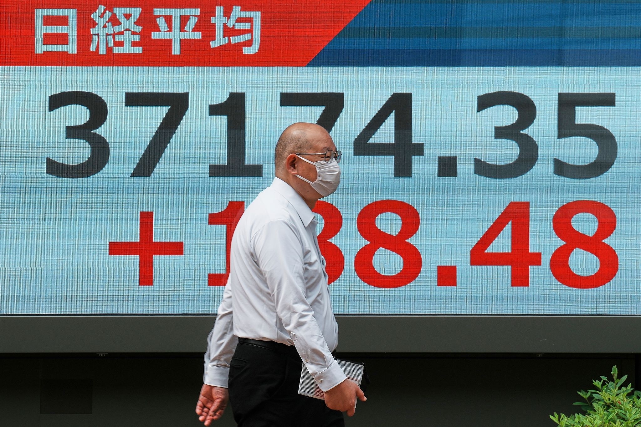 Asian stocks rise and oil prices slip after Treasury yields ease