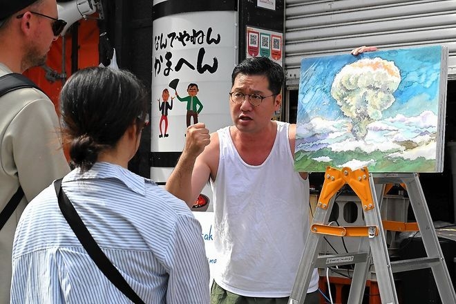 Osaka man offering picture show on A-bomb during expo run