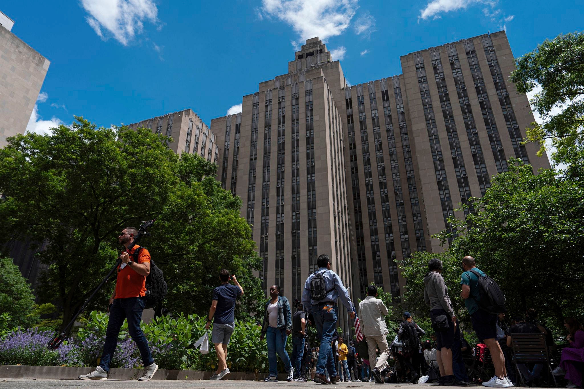 A suspect is in custody after 2 court officers were stabbed at a Manhattan courthouse