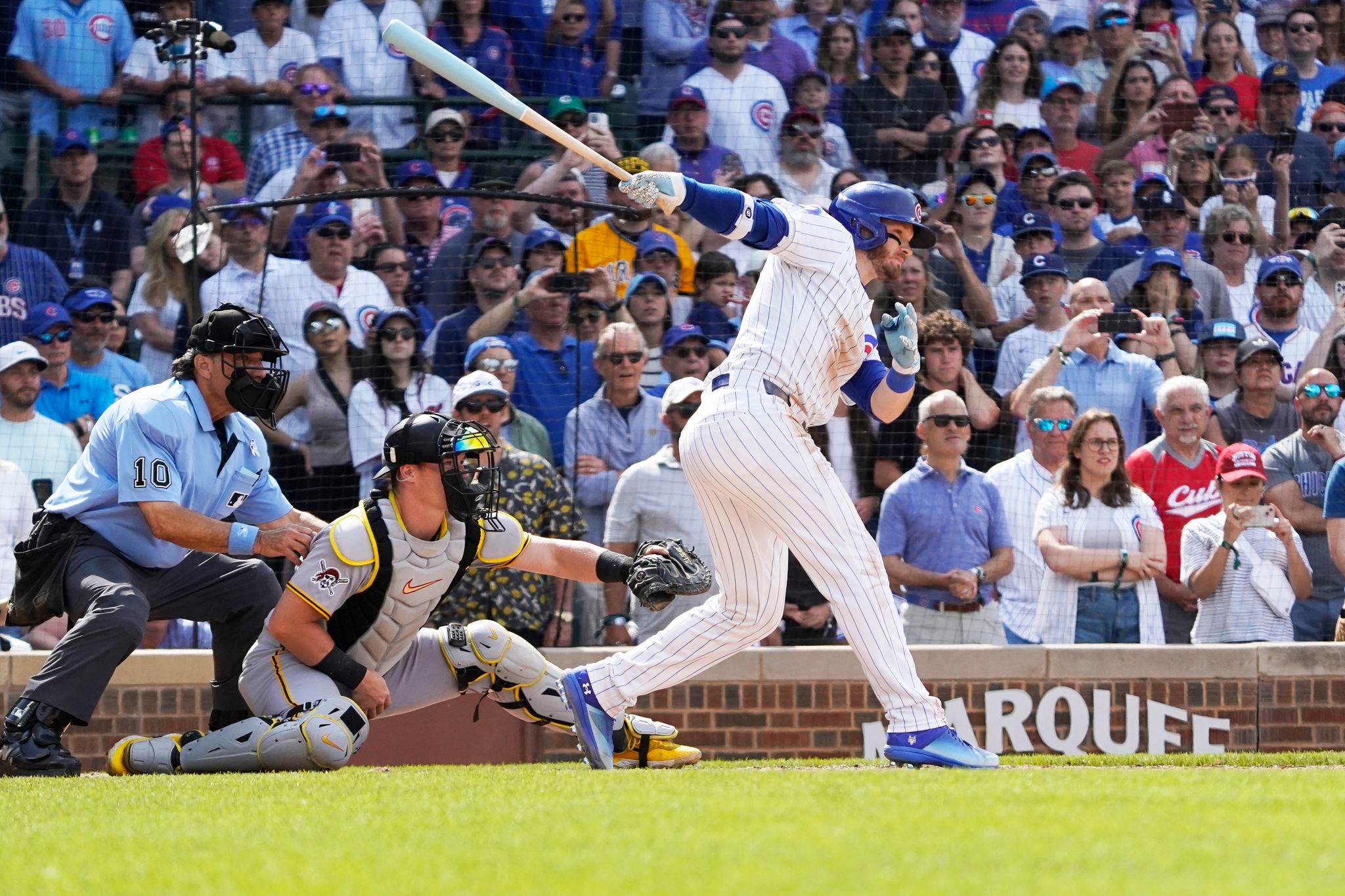 Happ hits a game-ending single in the 10th as the Cubs top the Pirates 3-2