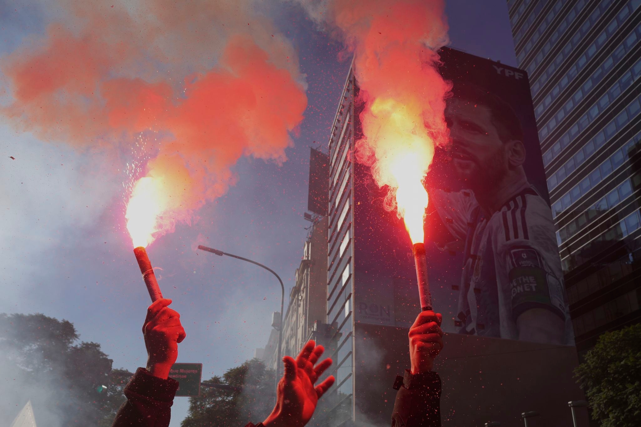 Large crowds protest in support of Argentine ex-President Fernández as she starts house arrest