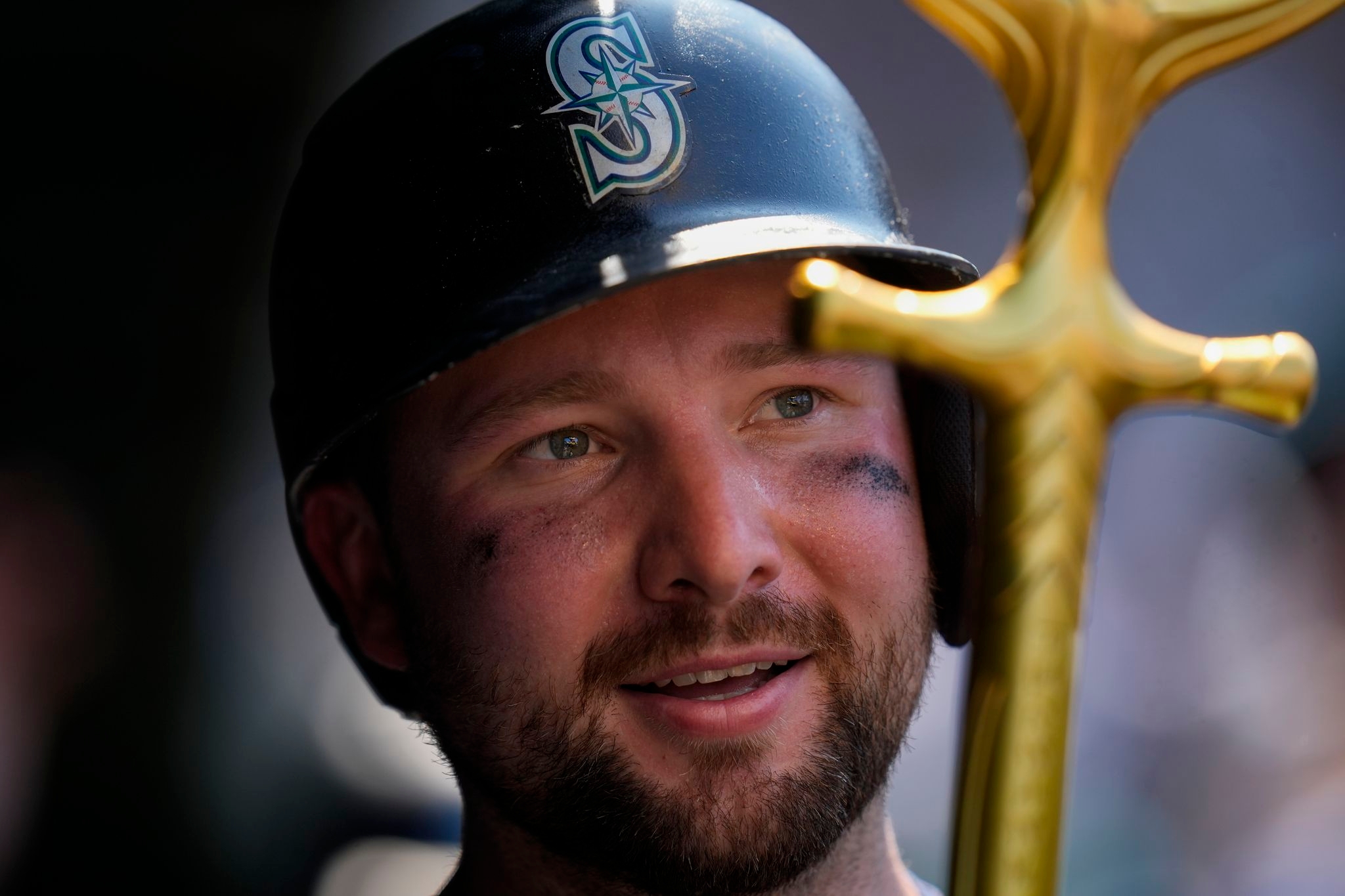 Cal Raleigh breaks Johnny Bench's record for homers by a catcher before All-Star break