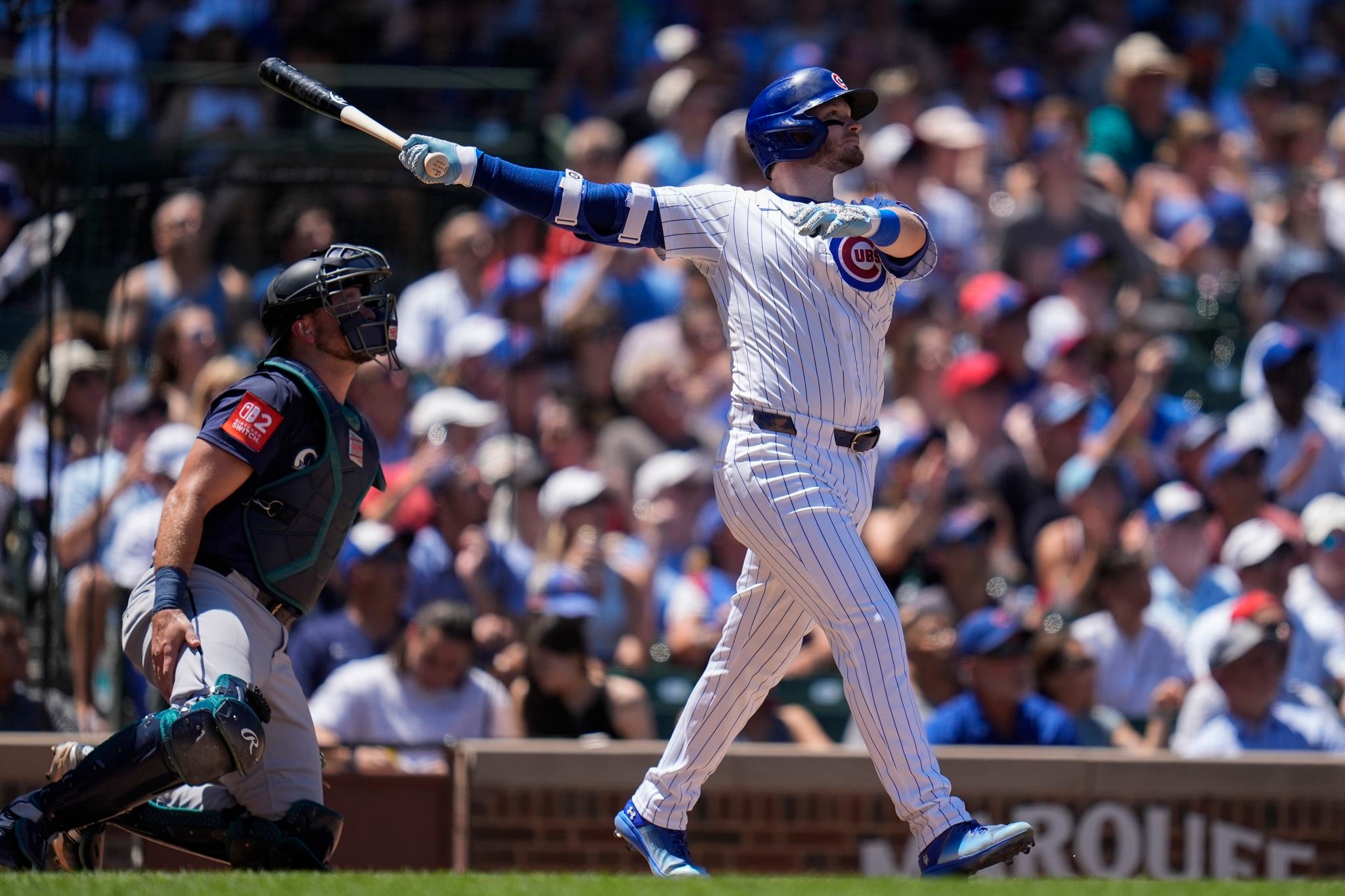 Happ homers twice as the Cubs hold off Raleigh and the Mariners for a 10-7 win