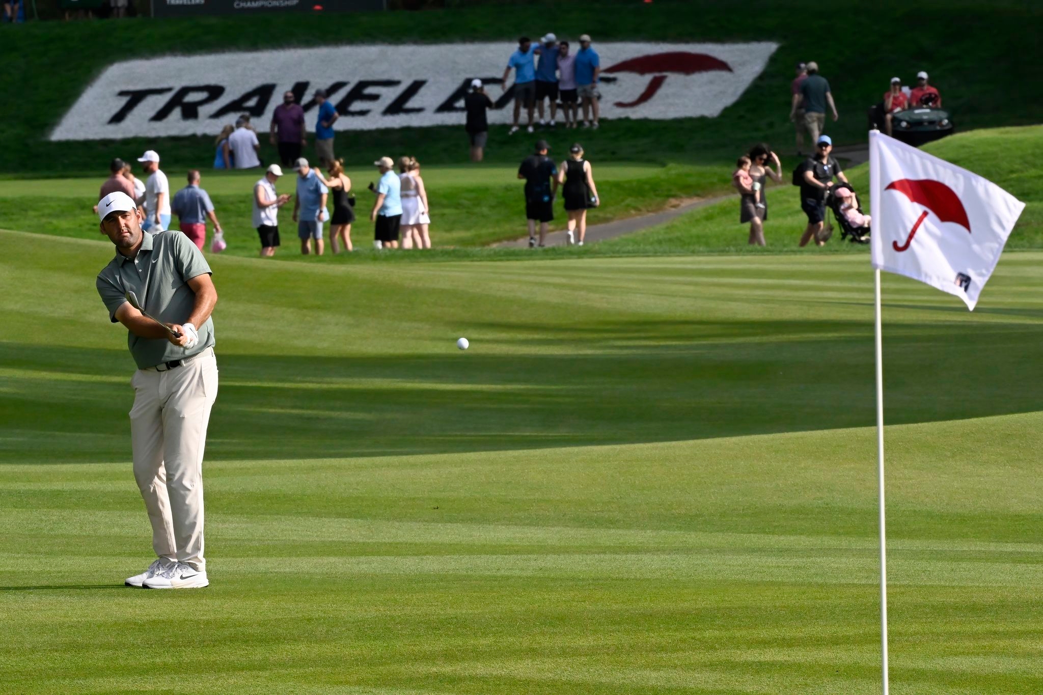 Fleetwood seizes control after Scheffler blowup and leads Travelers by 3