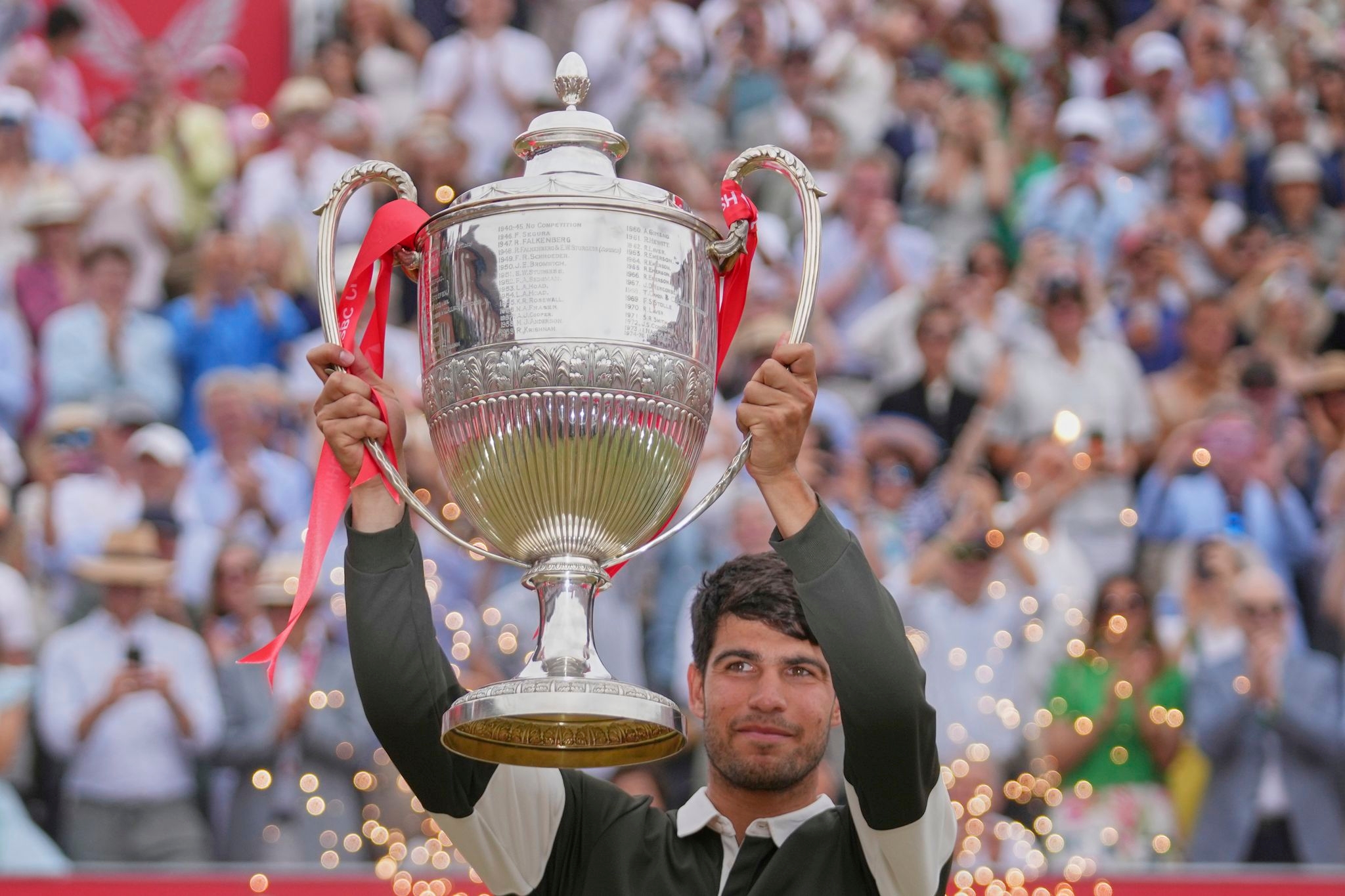Alcaraz beats Lehecka in Queen's Club final ahead of Wimbledon defense
