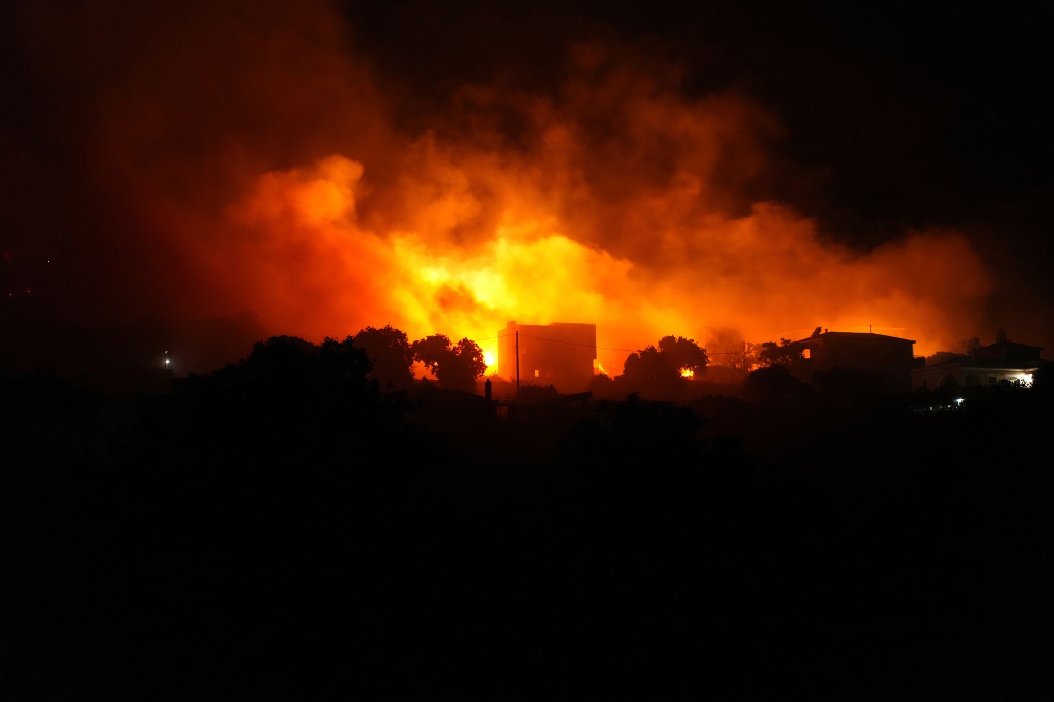 More than 100 firefighters battle large wildfire on eastern Greek island of Chios