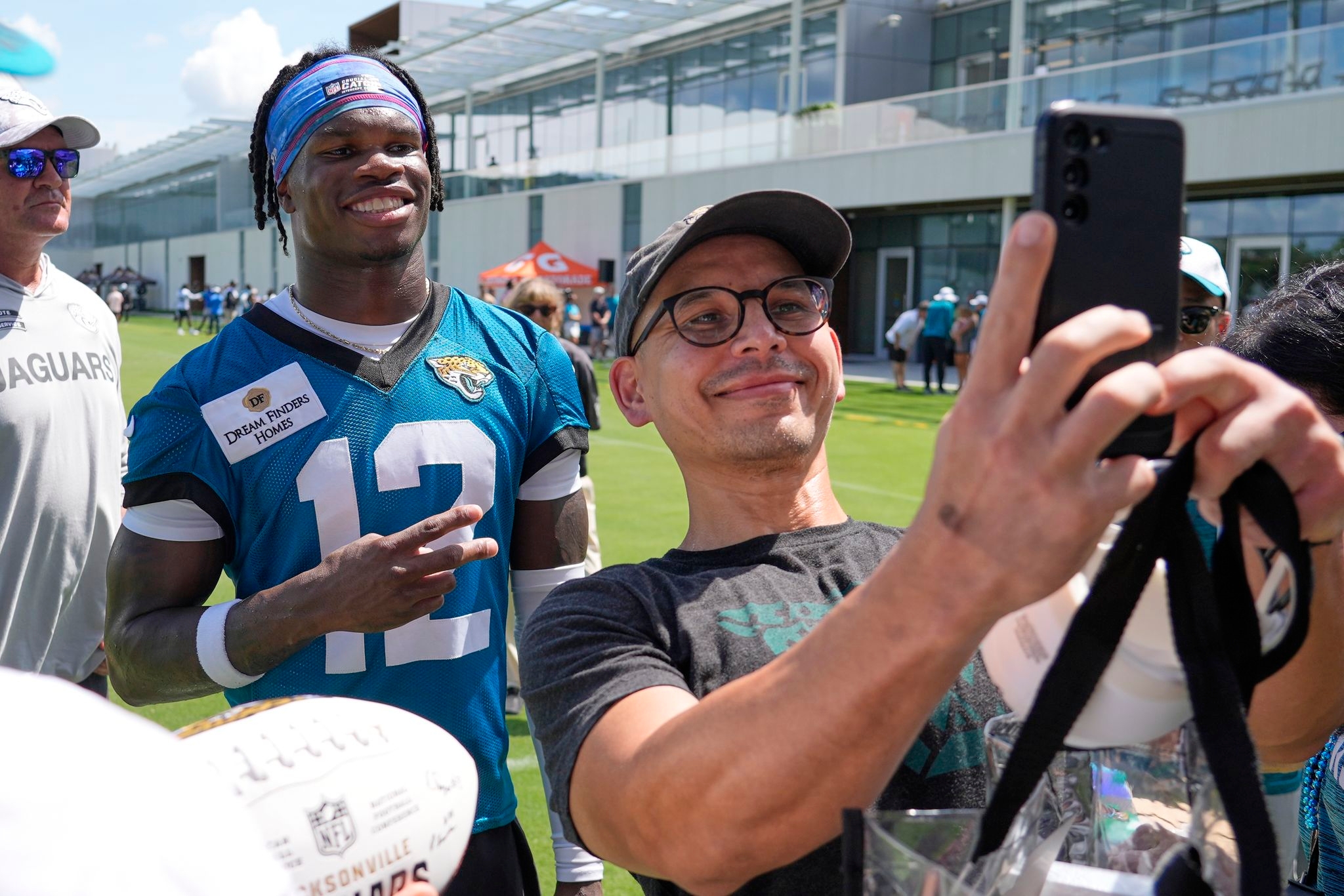 Two-way college star Travis Hunter signs 4-year, $46.6M rookie contract with the Jaguars