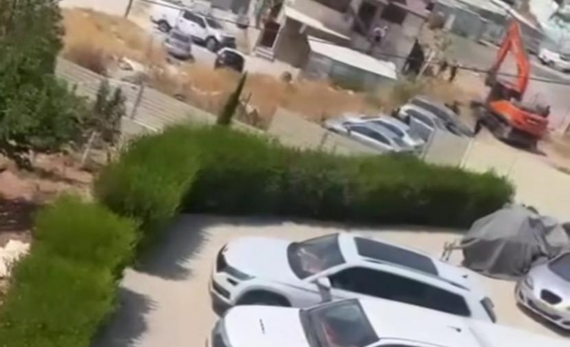 الاحتلال يهدم سورًا في بيت حنينا ويقتحم بلدة الطور