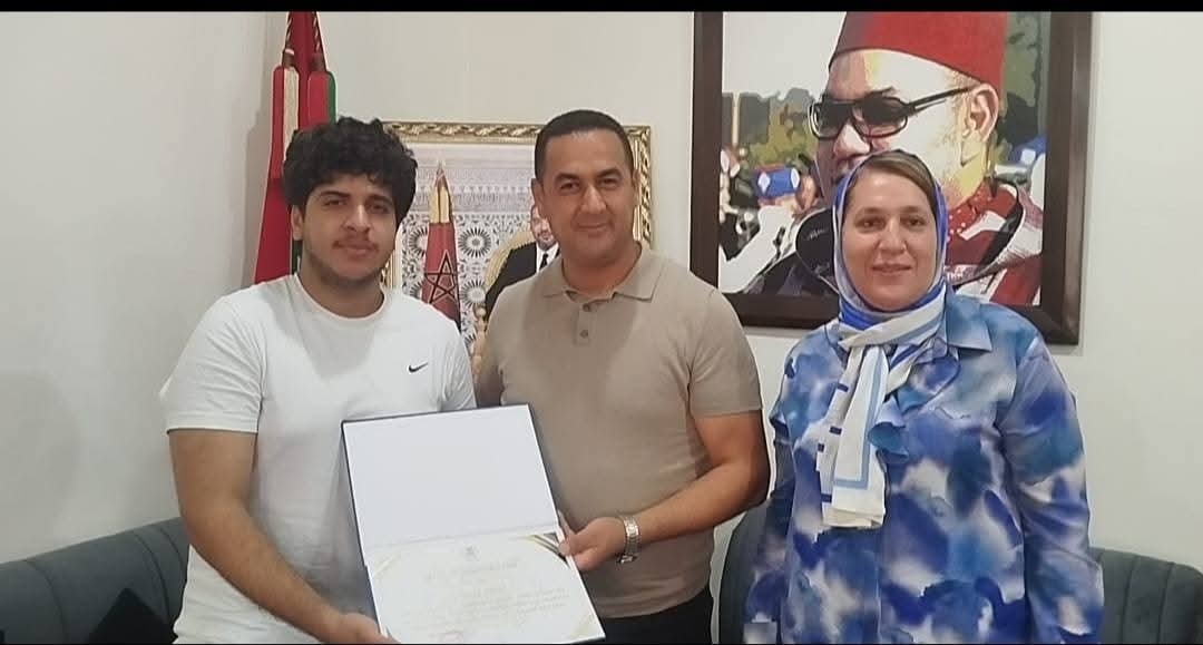 جماعة سطات تستقبل و تكرم التلميذ أسامة فرجول صاحب أعلى معدل في البكالوريا بالإقليم.