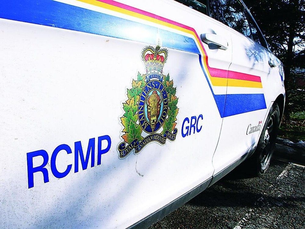 Manitoba RCMP investigating double homicide in Victoria Beach; suspect not caught