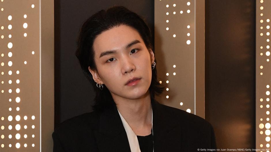 BTS member Suga completes South Korea's military duty – DW – 06/21/2025