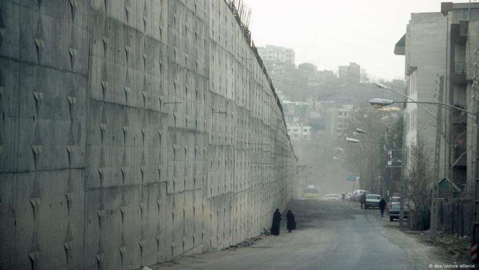 Israel strikes Iran's Evin prison in Tehran – DW – 06/23/2025