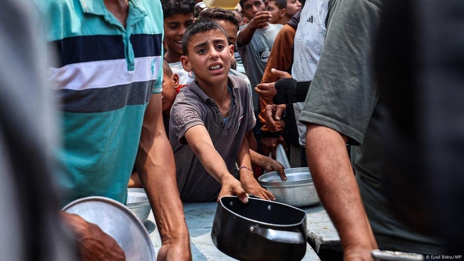 Some aid reaches Gaza as Israeli lets some trucks through – DW – 05/22/2025