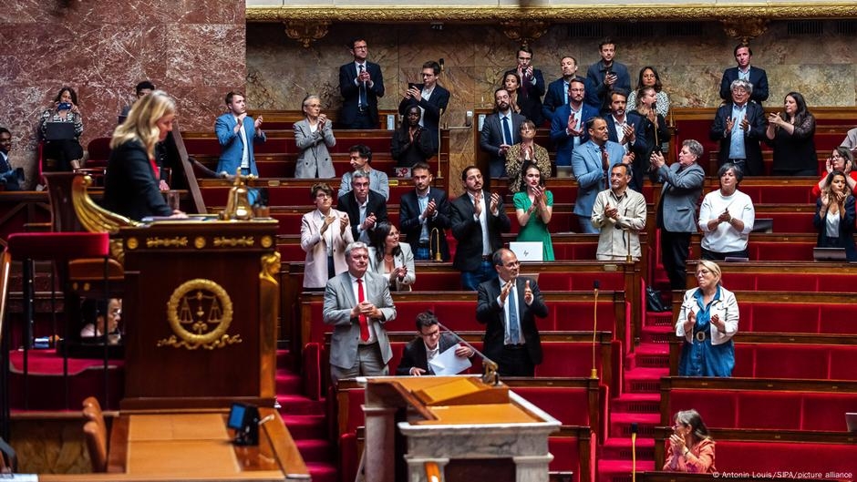 Stymied French politicians turn to sins of the past – DW – 06/07/2025