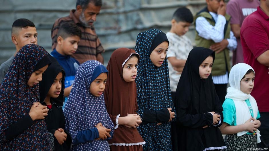 Muslims in Gaza mark second Eid under Israeli bombardment – DW – 06/07/2025