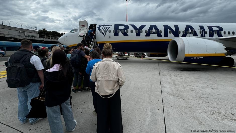 Ryanair to fine unruly passengers €500 or more – DW – 06/12/2025