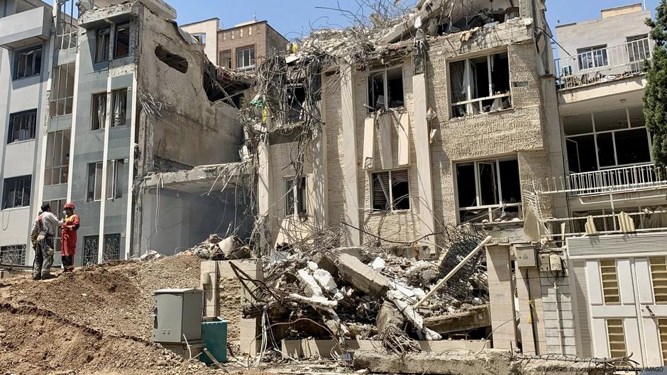 Israel strikes Iranian state TV in new attack on Tehran  – DW – 06/16/2025
