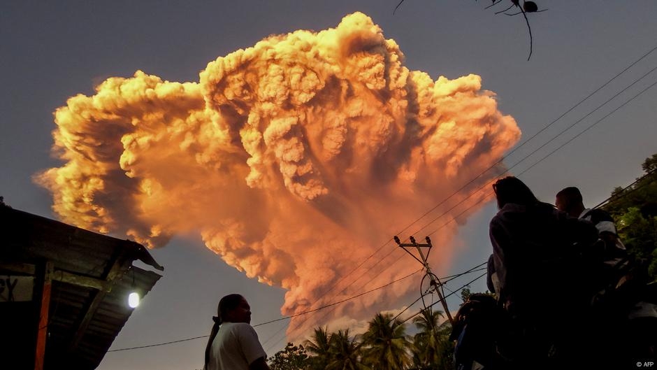 Flights canceled as Indonesian volcano erupts – DW – 06/18/2025