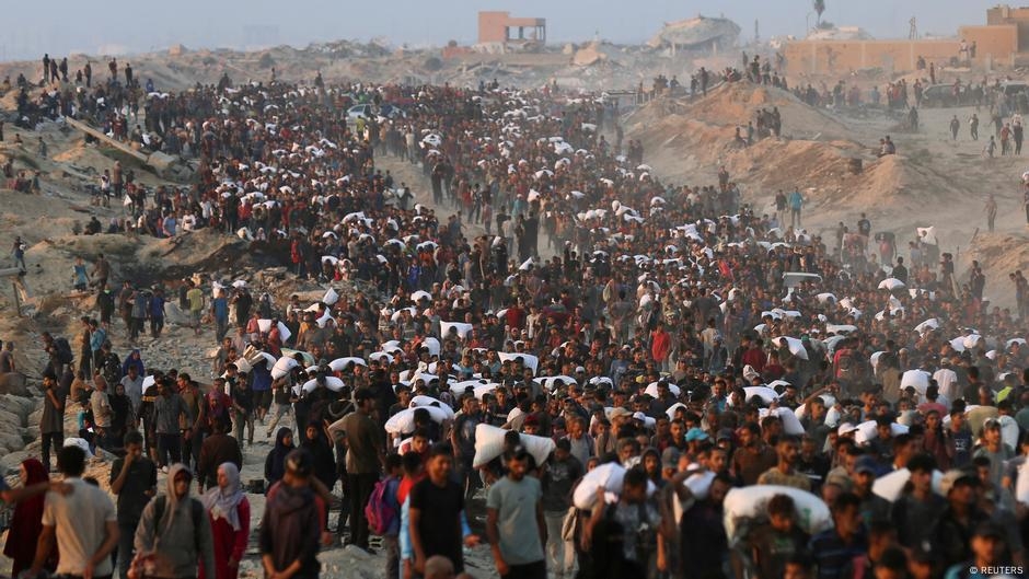 Dozens of Gazans waiting for aid killed by Israeli gunfire – DW – 06/20/2025