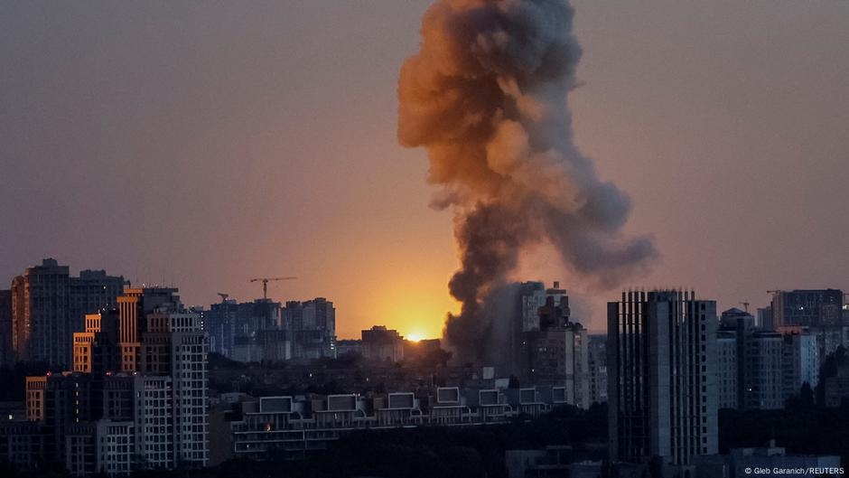 Ukraine says at least 5 killed in Russian strikes on Kyiv – DW – 06/23/2025
