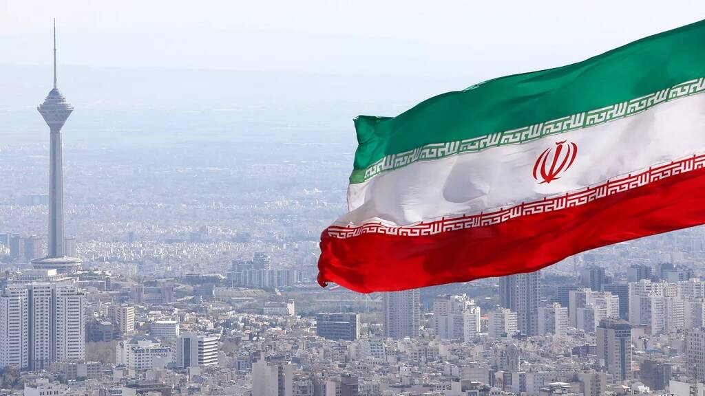 بريطانيا وفرنسا وألمانيا تدعو إيران لتفادي التصعيد