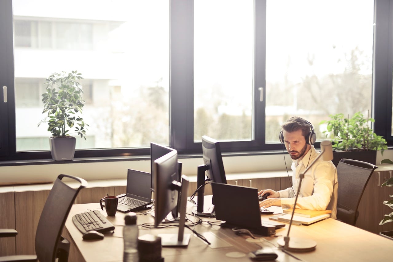 3 Ways Having a Voice Call Center Helps Assist Customers