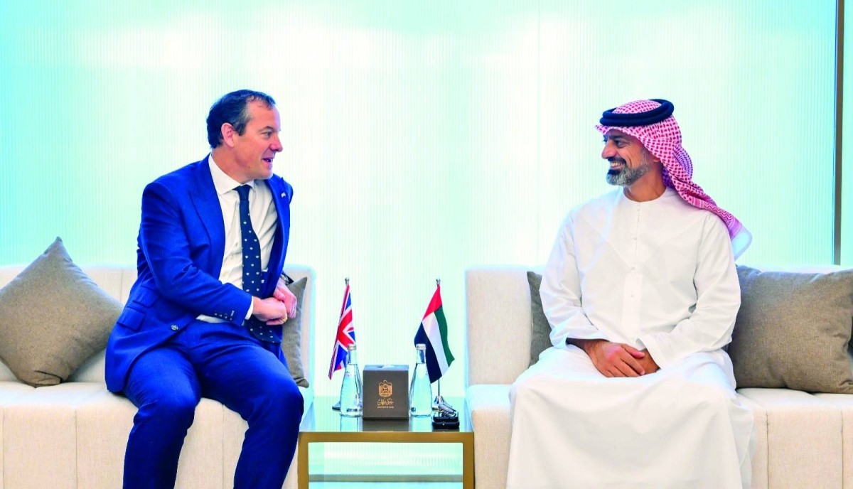 ولي عهد عجمان يبحث وسفيرا المملكة المتحدة والسلفادور علاقات التعاون
