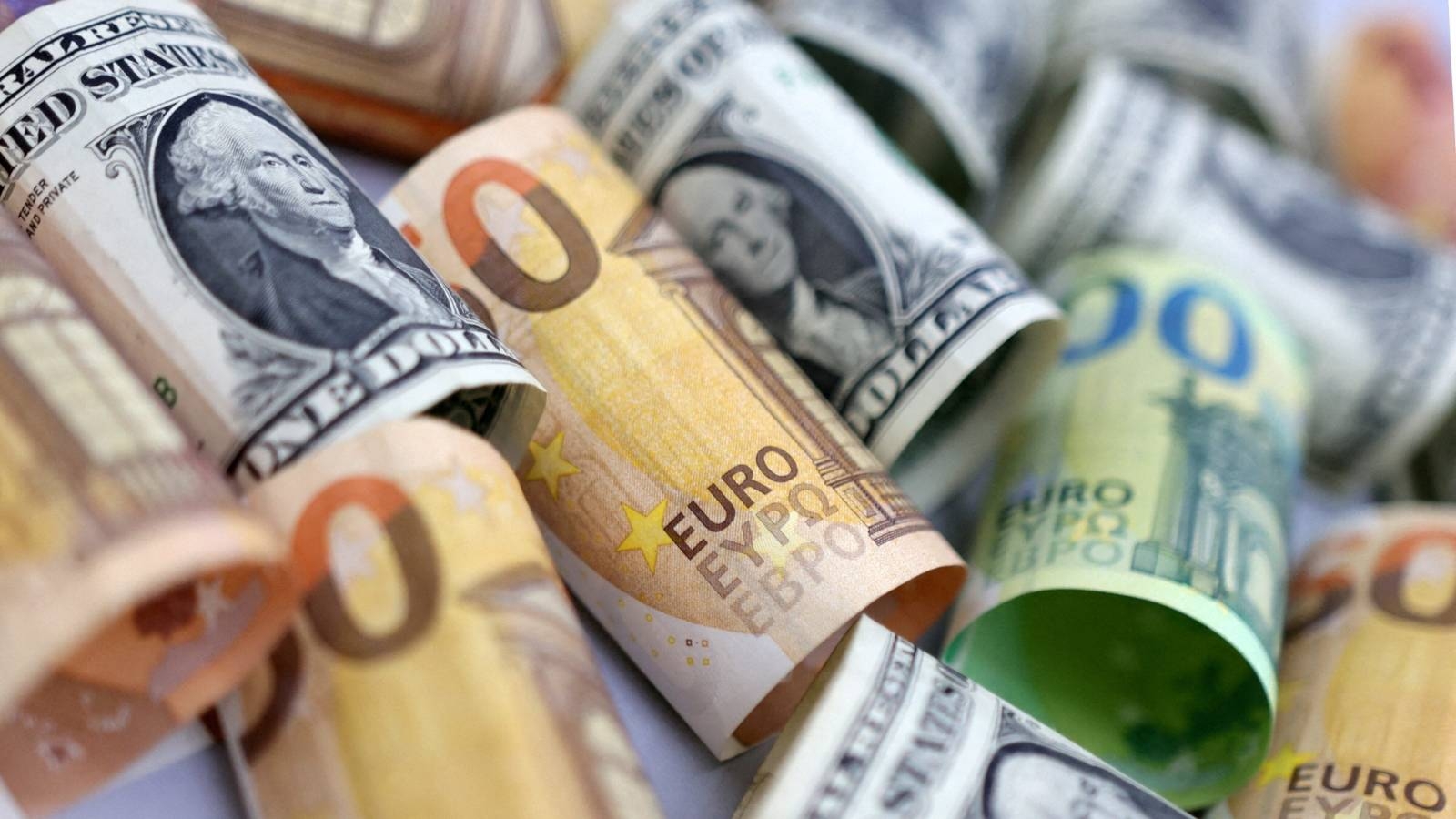 متداولو العملات يتخلون عن الدولار لصالح اليورو في سوق الخيارات