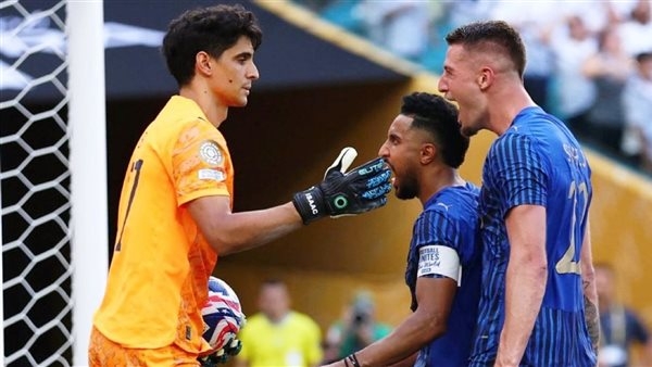 المغربي ياسين بونو أفضل لاعب في مواجهة الهلال مع سالزبورج