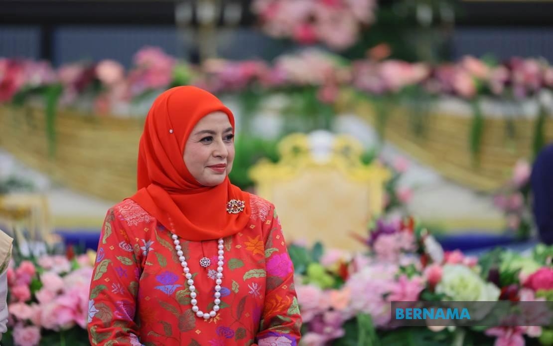 Queen Graces Tea Reception With Artistes, National Figures